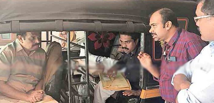 പി.എസ്.സിയുടെ ഇന്റവ്യൂവിന് എത്തിയത് പരിക്കേറ്റ കാലുമായി; മൂന്നാം നിലയില് നിന്നും ഉദ്യോഗാര്ത്ഥി എത്തിയ ഓട്ടോറിക്ഷയ്ക്കരുകിലെത്തി ഇന്റര്വ്യൂ നടത്തിയ ബോര്ഡിന് സോഷ്യല് മീഡിയയുടെ കയ്യടി