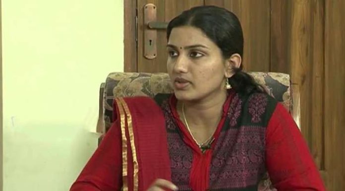 മദ്യപിച്ചെത്തിയ തെരഞ്ഞെടുപ്പ് ഉദ്യോഗസ്ഥന് സ്പോട്ടില് പണി കൊടുത്ത് സബ് കളക്ടര് രേണുരാജ്