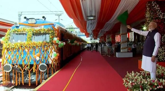 രാജ്യത്തെ ആദ്യ ഹൈഡ്രജന് ട്രെയിന് ഫ്ളാഗ് ഓഫ് ചെയ്ത് പ്രധാനമന്ത്രി