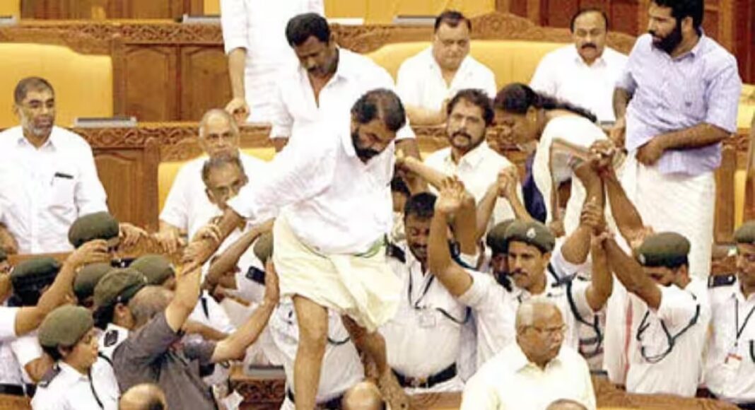നിയമസഭാ കയ്യാങ്കളി കേസ്: യുഡിഎഫ് എംഎല്എമാര് കുറ്റവിമുക്തര്