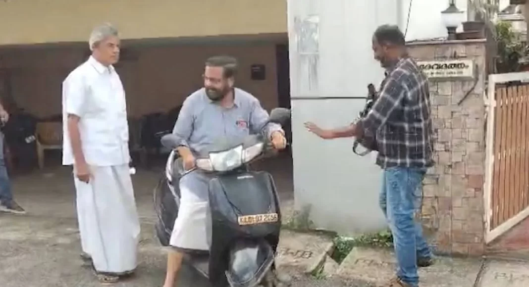 ഹെല്മറ്റില്ലാതെ കടകംപള്ളിയുടെ യാത്ര: പെറ്റി അടിക്കാതെ മോട്ടോര് വാഹന വകുപ്പ്