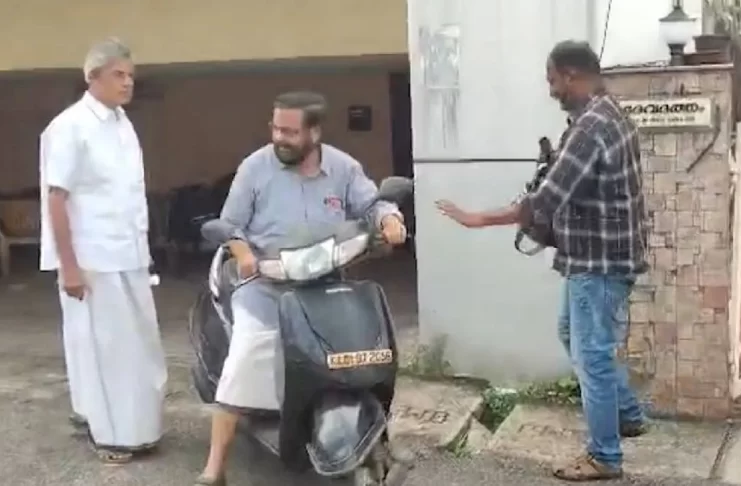 ഹെല്മറ്റില്ലാതെ കടകംപള്ളിയുടെ യാത്ര: പെറ്റി അടിക്കാതെ മോട്ടോര് വാഹന വകുപ്പ്