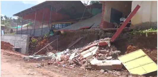 തൃശൂരില് സ്കൂള് കെട്ടിടം തകര്ന്നുവീണു: ഒഴിവായത് വന് ദുരന്തം