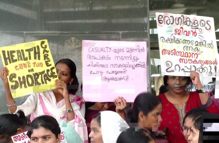 പാലക്കാട് മെഡിക്കല് കോളേജില് ഹൗസ് സര്ജന്മാര്ക്കൊപ്പം സമരത്തിനിറങ്ങി നാട്ടുകാരും